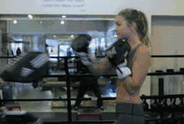 性感的女拳击手在拳馆里训练gif图片