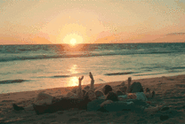 让我们一起躺在沙滩上玩耍看夕阳GIF动态图