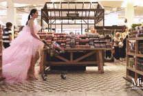 高个子女神穿着婚纱去超市购物GIF动态图