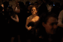 穿着低胸装的女孩在舞厅里疯狂的跳舞GIF动态图