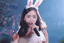 穿着小兔子服饰的女孩在台上唱歌GIF动态图