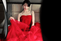 新娘穿着红色的婚纱坐在床上拍照GIF动态图