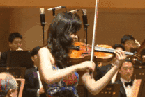 女神热情洋溢拉小提琴gif图片