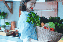 女神抱着一篮子的水果蔬菜gif图片