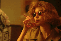 戴着墨镜的烫发女人喝酒抽烟gif图片