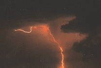 闪电划破了漆黑的天空gif图片