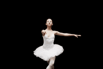 穿着白裙子的女孩跳着性感的芭蕾舞GIF动态图