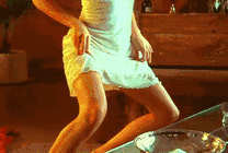 性感的女孩穿着裙子在客厅了跳舞GIF动态图
