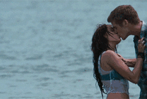 情侣在海边打闹亲吻很浪漫幸福gif图片