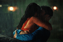 恩爱的情侣在大雨中拥抱在一起亲吻gif图片