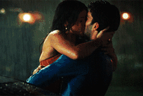 许久不见的情侣在大雨中拥抱着亲吻gif图片