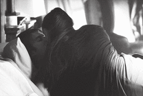 女人在床上主动亲吻心爱的男人gif图片