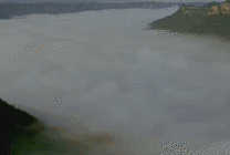 山顶上滚动的雾气GIF图片