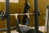 健身房举杠铃锻炼身体GIF图片