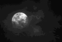 黑夜中被乌云遮挡的月球gif图片