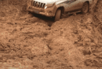 汽车陷在泥窝里GIF图片