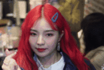 红头发的小女孩卖萌的样子GIF图片