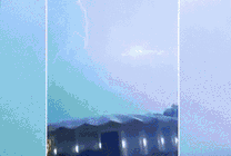 疯狂的闪电击中建筑物GIF图片