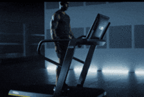 一位黑人在跑步机上疯狂的运动GIF图片