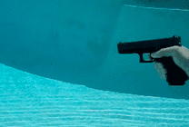 水中开枪产生巨大的冲击力GIF图片