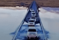 汽车排队过漫水桥GIF图片