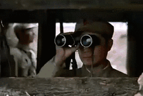 八路军用望远镜观察敌情GIF图片
