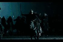 黑夜中的战士骑着马拿着刀去追杀敌人gif图片