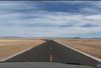 在青藏高原的公路上开车GIF图片