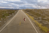 在公路上奔跑的姑娘GIF图片