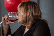 戴眼镜的胖女人喝红酒GIF图片