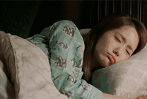 生气的女孩躺在床上难以入睡gif图片