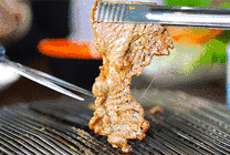 剪刀剪烤牛肉GIF图片