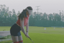 美女打高尔夫GIF图片