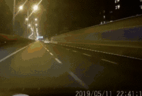 高速撞车并发生自燃GIF图片