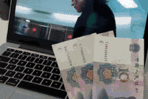 恶搞爱钱的洛基GIF图片