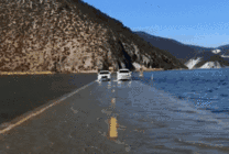 汽车穿越公路积水GIF图片