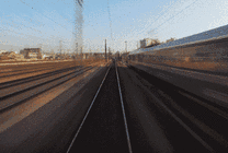 火车快速穿过车道GIF图片