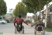 夫妻坐轮椅手牵手GIF图片