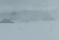 在寒冷的雪地里急速行驶的装甲车gif图片
