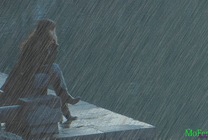 岸边雨中的女人GIF图片