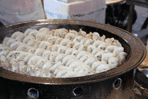 一锅美味的水煎饺gif图片