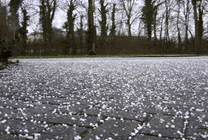 大地落冰雹GIF图片