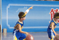 打篮球的小孩GIF图片