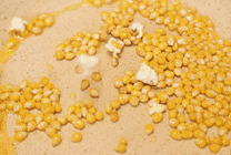 爆米花的制作过程GIF图片