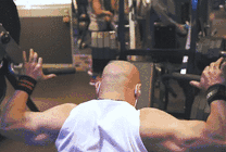 光头猛男在健身房锻炼gif图片