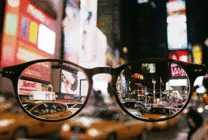 眼镜放大的景象GIF图片
