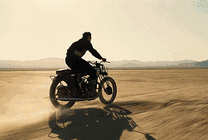 沙漠骑摩托车GIF图片