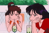两个卡通女孩趴在桌子上喝果汁gif图片