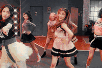 一群非主流美少女在一起跳着舞蹈GIF图片