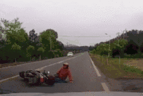 摩托车不小心被撞GIF图片